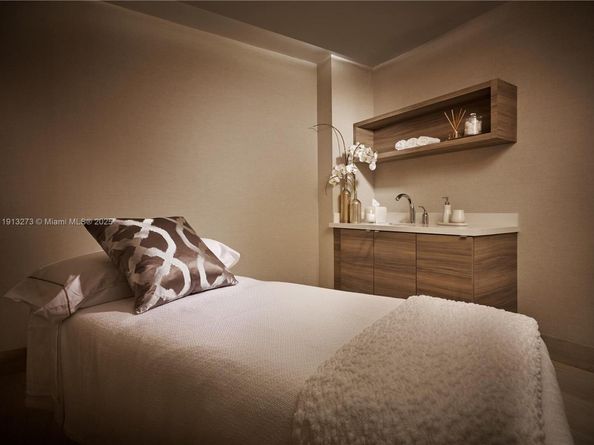 17301 Biscayne Blvd 811, North Miami Beach FL 33160