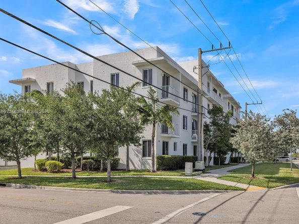 2651 NE 212th Ter 305, Miami FL 33180