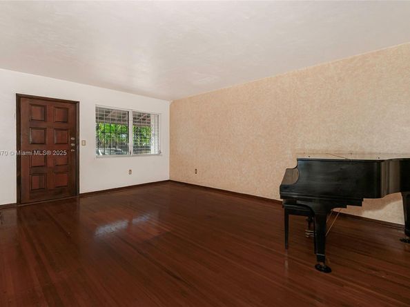 5271 NW 1st St, Miami FL 33126