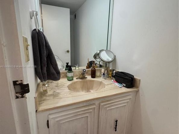 200 SE 15th Rd 4E, Miami FL 33129