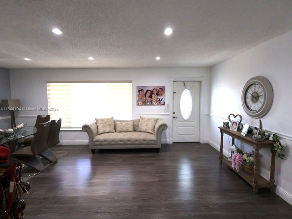 9170 NW 24th Pl, Sunrise FL 33322