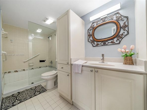 8005 Lake Dr 404, Doral FL 33166