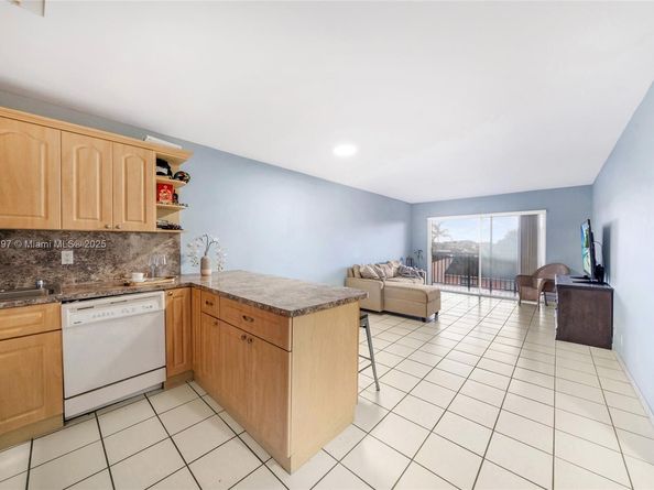 8005 Lake Dr 404, Doral FL 33166