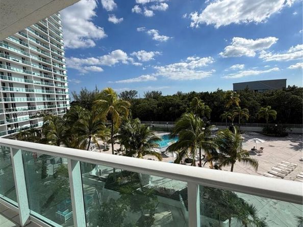 100 Bayview Dr 425, Sunny Isles Beach FL 33160