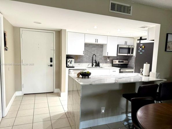 210 Lakeview Dr 102, Weston FL 33326