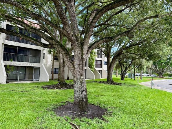 210 Lakeview Dr 102, Weston FL 33326