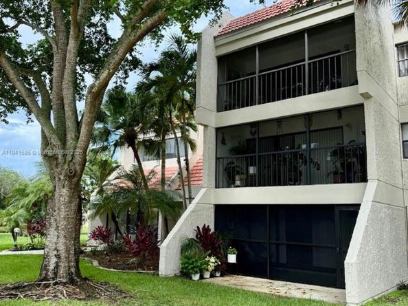 210 Lakeview Dr 102, Weston FL 33326