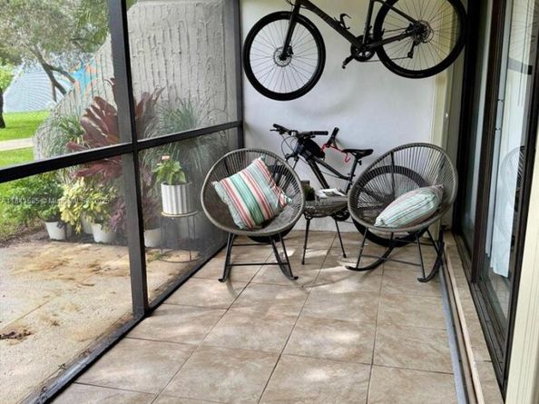210 Lakeview Dr 102, Weston FL 33326