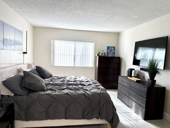 210 Lakeview Dr 102, Weston FL 33326