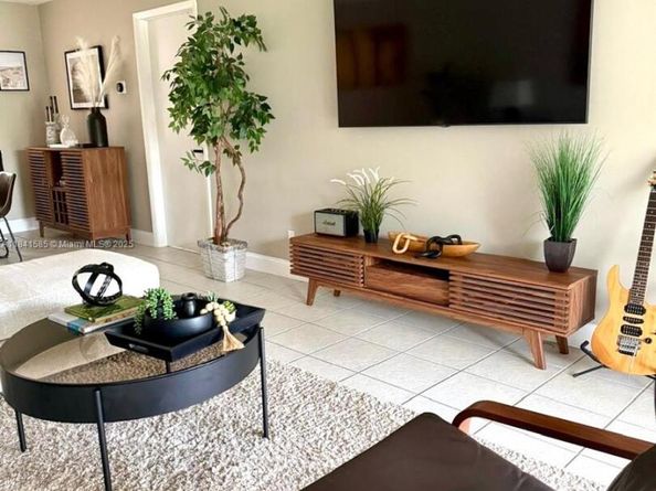 210 Lakeview Dr 102, Weston FL 33326