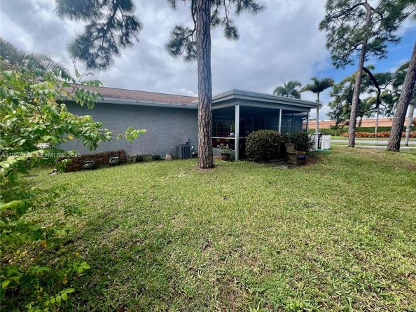 7275 Pine Manor Dr, Lake Worth FL 33467
