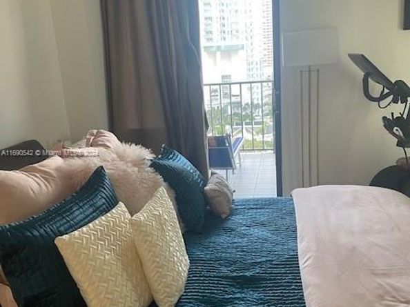 520 Brickell Key Dr A1812, Miami FL 33131