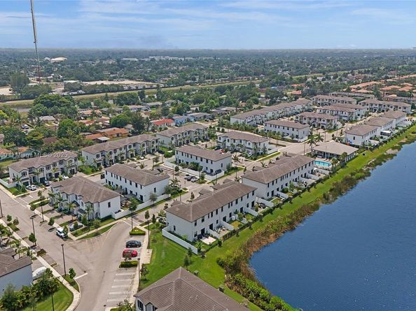 411 NW 204th St, Miami Gardens FL 33169