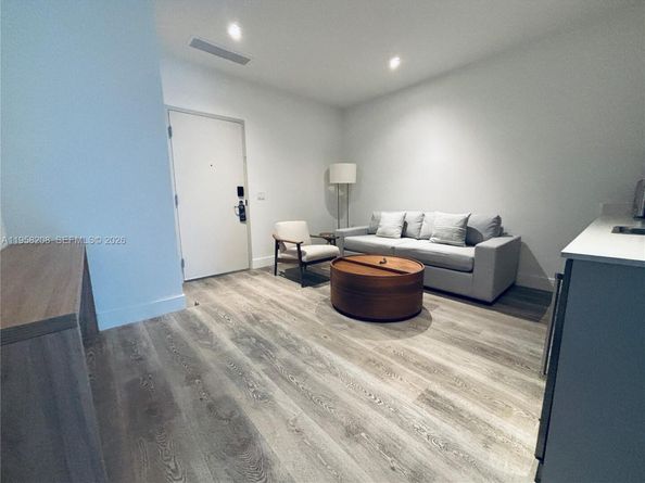 239 SW 9th St 405, Miami FL 33130