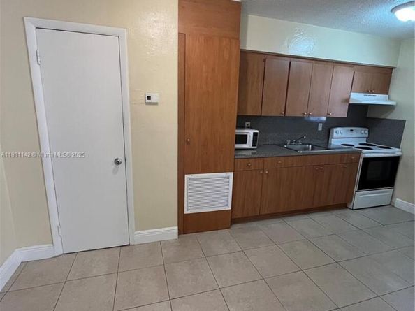 66 W 9th St, Hialeah FL 33010