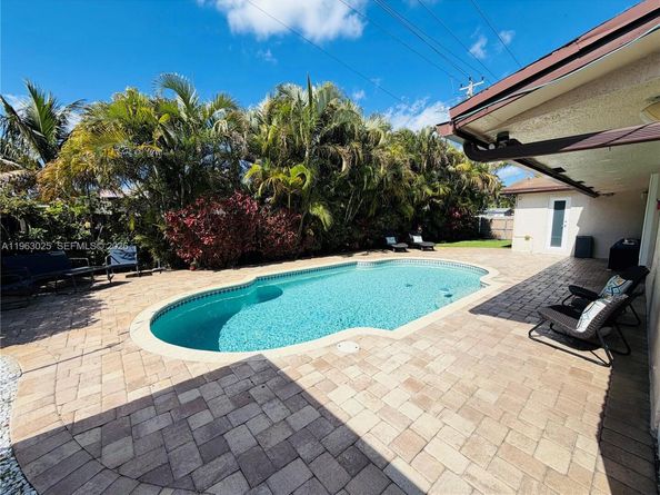 820 NW 91st Ave, Pembroke Pines FL 33024