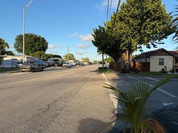 890 E 52nd St, Hialeah FL 33013