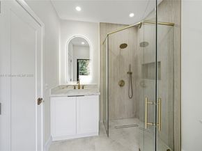 8560 NW 169th Ter, Miami Lakes FL 33016