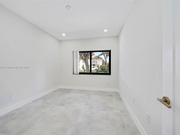 8560 NW 169th Ter, Miami Lakes FL 33016