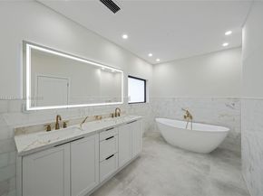 8560 NW 169th Ter, Miami Lakes FL 33016