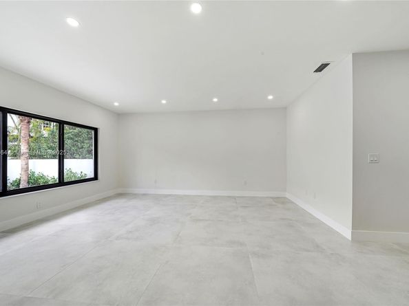 8560 NW 169th Ter, Miami Lakes FL 33016