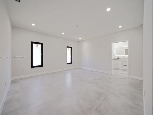 8560 NW 169th Ter, Miami Lakes FL 33016