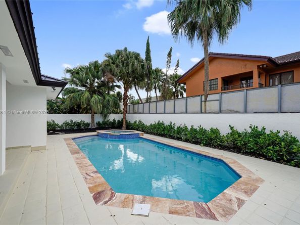 8560 NW 169th Ter, Miami Lakes FL 33016