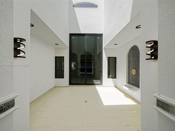 8560 NW 169th Ter, Miami Lakes FL 33016