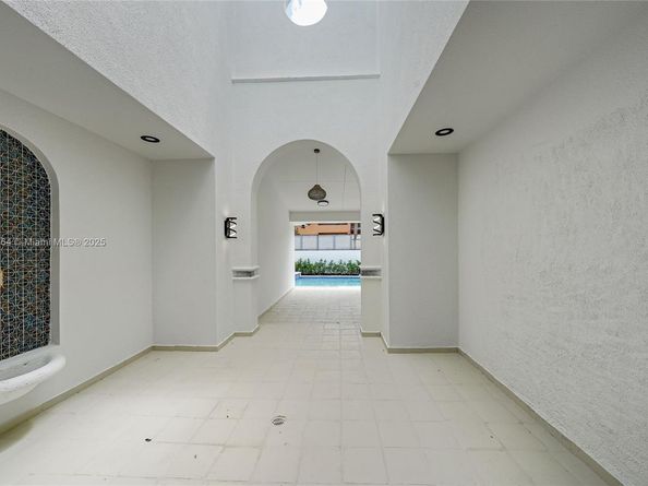 8560 NW 169th Ter, Miami Lakes FL 33016