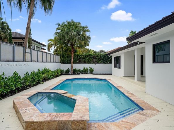 8560 NW 169th Ter, Miami Lakes FL 33016