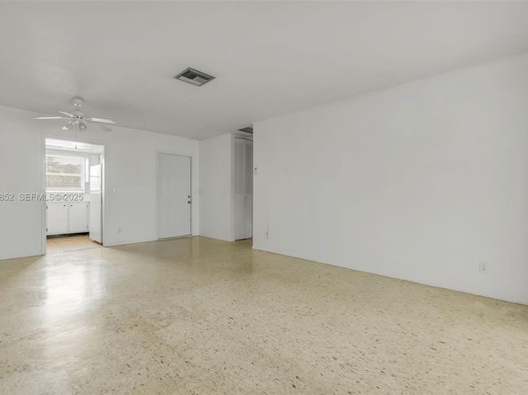 2854 E Crosley Dr E J, West Palm Beach FL 33415