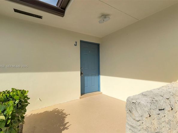 2854 E Crosley Dr E J, West Palm Beach FL 33415