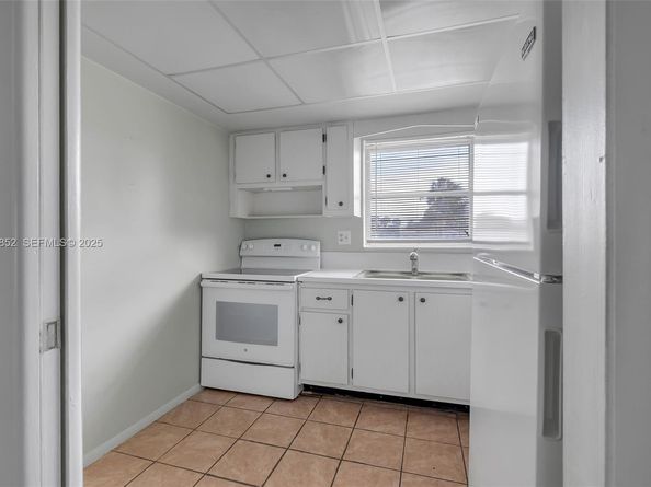 2854 E Crosley Dr E J, West Palm Beach FL 33415