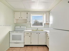 2854 E Crosley Dr E J, West Palm Beach FL 33415