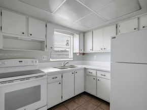 2854 E Crosley Dr E J, West Palm Beach FL 33415