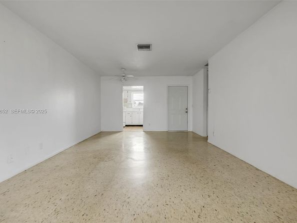 2854 E Crosley Dr E J, West Palm Beach FL 33415