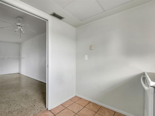 2854 E Crosley Dr E J, West Palm Beach FL 33415