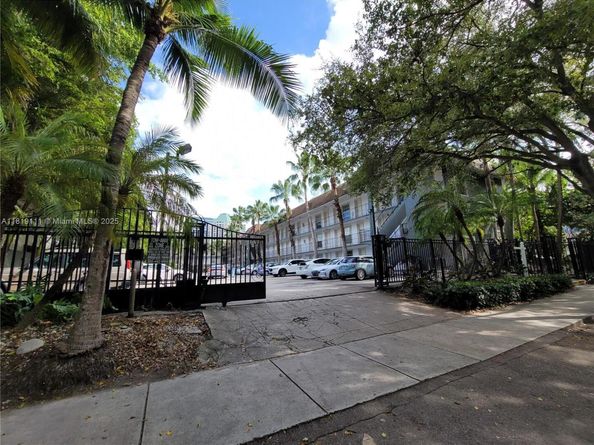 3245 Virginia St 17, Miami FL 33133