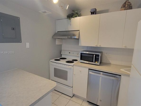 1 Jacaranda Country Club Dr 104, Plantation FL 33324