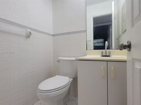 1 Jacaranda Country Club Dr 104, Plantation FL 33324