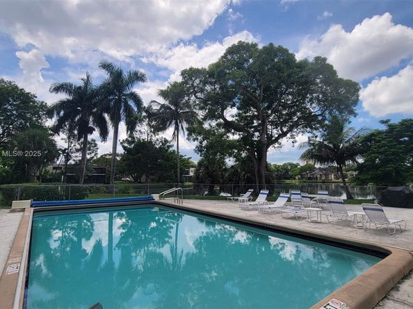 1 Jacaranda Country Club Dr 104, Plantation FL 33324