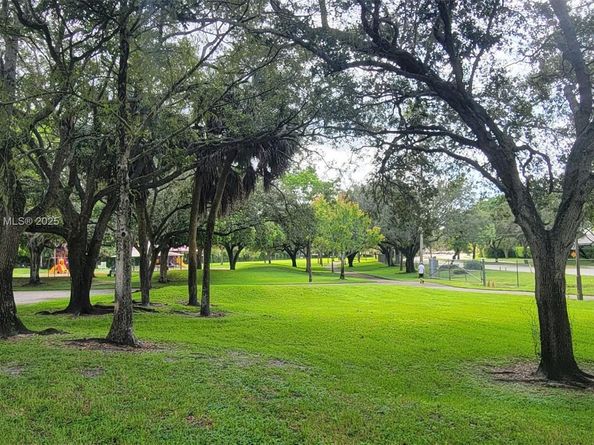 1 Jacaranda Country Club Dr 104, Plantation FL 33324