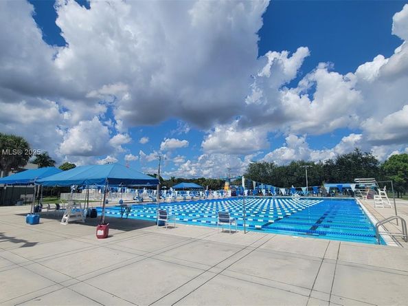 1 Jacaranda Country Club Dr 104, Plantation FL 33324