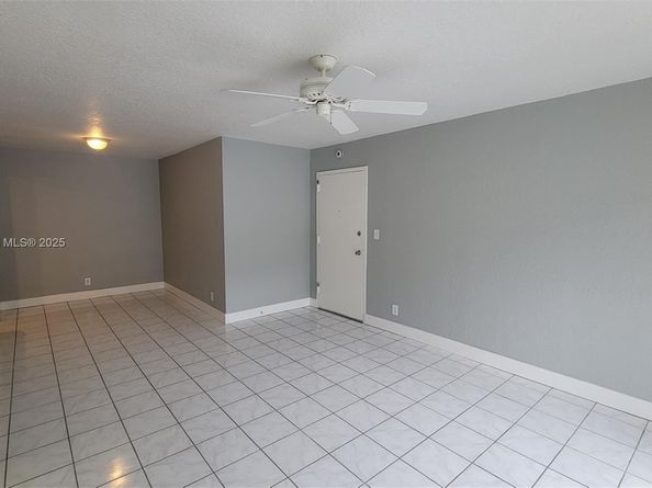 1 Jacaranda Country Club Dr 104, Plantation FL 33324