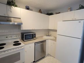 1 Jacaranda Country Club Dr 104, Plantation FL 33324