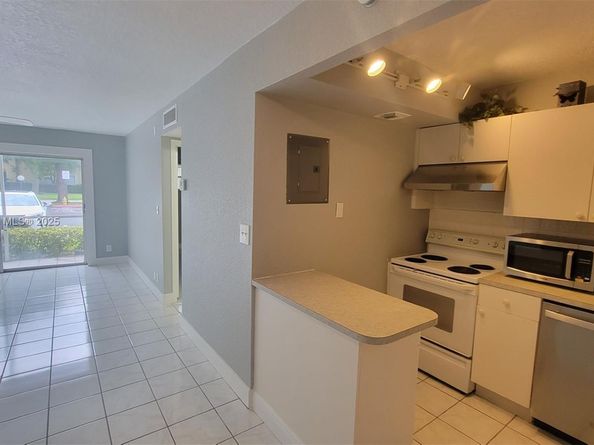 1 Jacaranda Country Club Dr 104, Plantation FL 33324