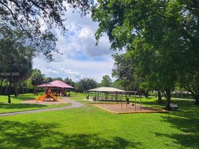 1 Jacaranda Country Club Dr 104, Plantation FL 33324
