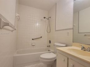 1 Jacaranda Country Club Dr 104, Plantation FL 33324