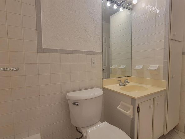 1 Jacaranda Country Club Dr 104, Plantation FL 33324