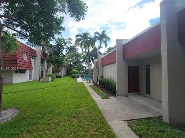 1 Jacaranda Country Club Dr 104, Plantation FL 33324